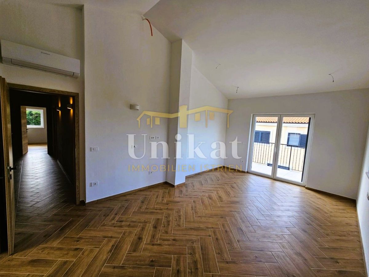 Novogradnja: hiša s 3 spalnicami in bazenom - pogled na morje